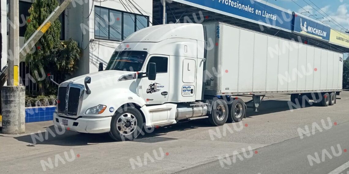 Poste de TELMEX fue derribado por un tráiler