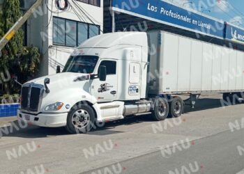 Poste de TELMEX fue derribado por un tráiler