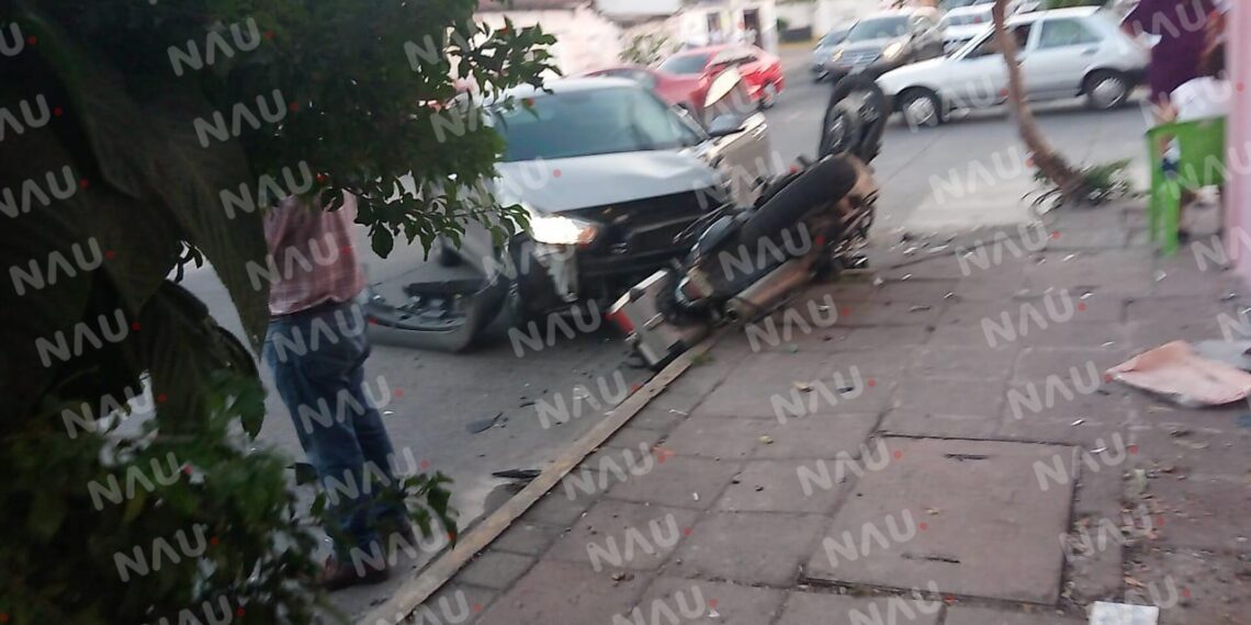 Choque de vehículo y motocicleta dejó dos lesionados