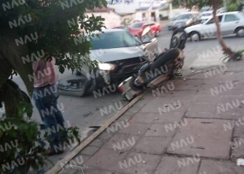 Choque de vehículo y motocicleta dejó dos lesionados