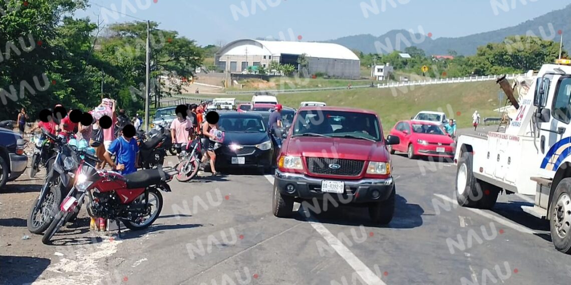Vuelca tráiler cargado de abarrotes y aparatos electrodomésticos