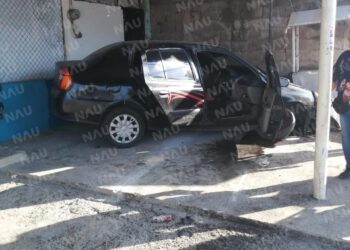 Pierde el control del volante de su coche y se estrella contra una galera de ventas de antojitos