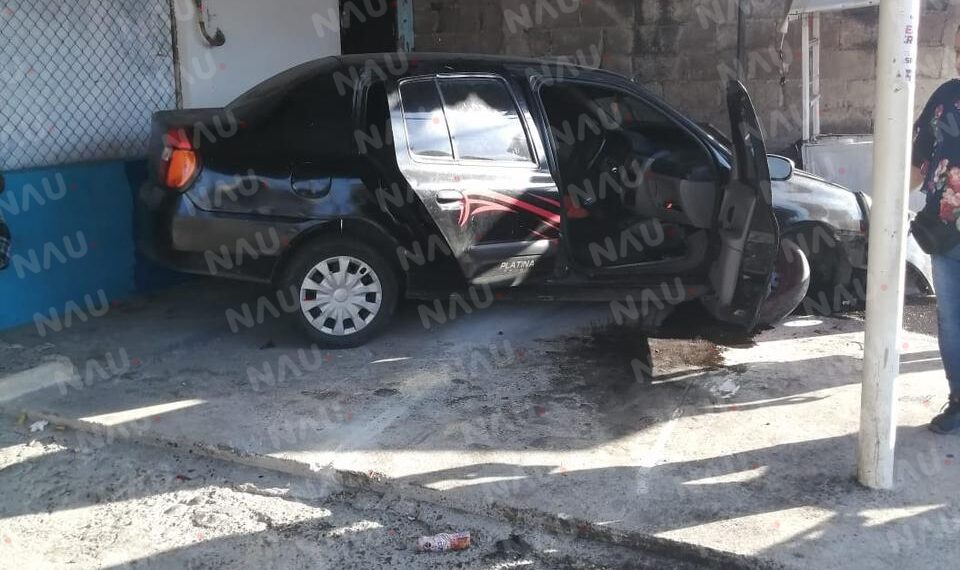Pierde el control del volante de su coche y se estrella contra una galera de ventas de antojitos