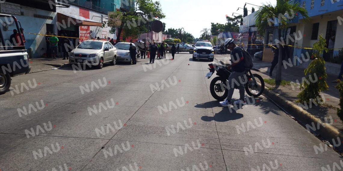 Dos sujetos realizan disparos en contra de motociclista y se estrella en la parte trasera de un vehículo