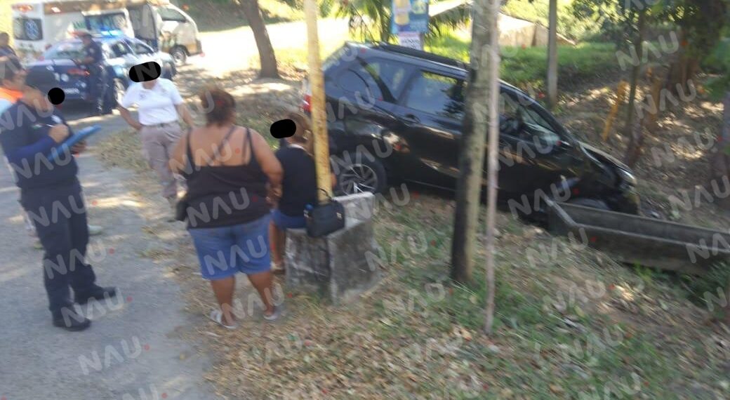 Volcadura de vehículo deja solo daños