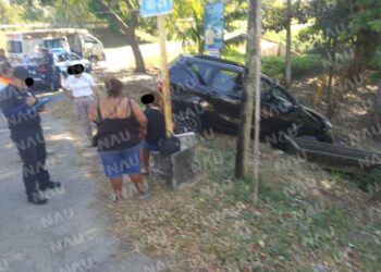 Volcadura de vehículo deja solo daños