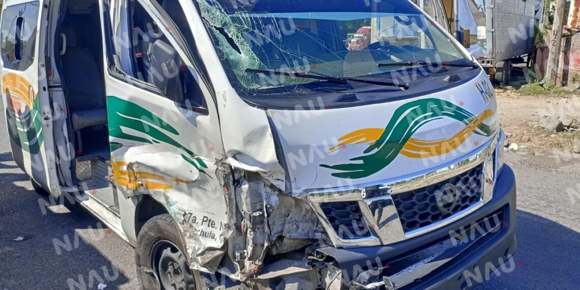 Tres lesionados dejó accidente de torton y combi de pasaje