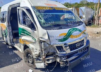 Tres lesionados dejó accidente de torton y combi de pasaje