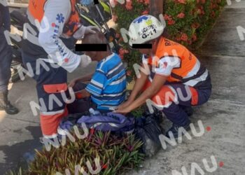 Atienden paramédicos a un señor de 74 años que cayó de su propia altura