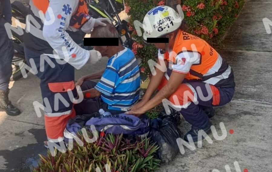 Atienden paramédicos a un señor de 74 años que cayó de su propia altura