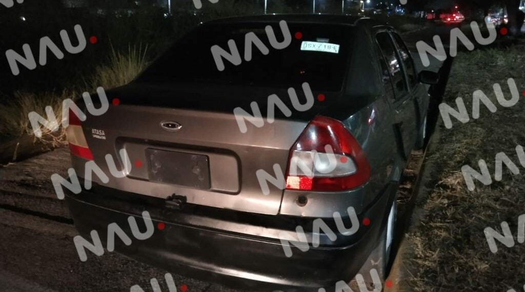 Chocan vehículo y lo abandonan