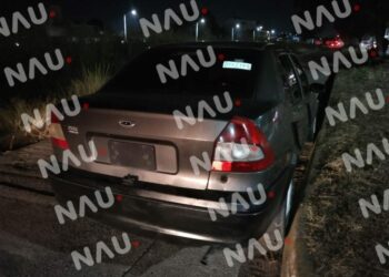 Chocan vehículo y lo abandonan