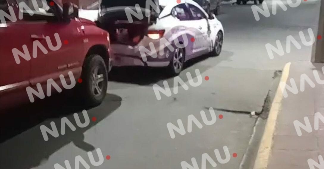 Choque deja solo daños materiales entre una camioneta y una patrulla Violeta