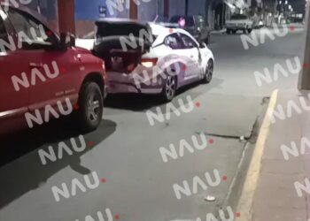 Choque deja solo daños materiales entre una camioneta y una patrulla Violeta