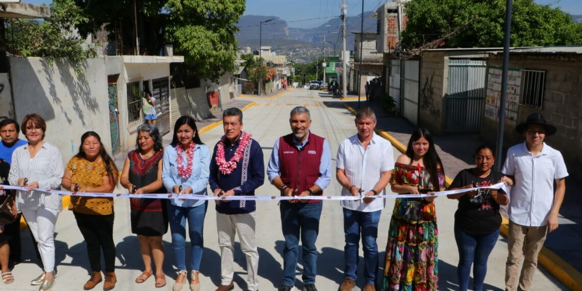 Inaugura Rutilio Escandón pavimentación de calles en la colonia El Salvador, de Tuxtla Gutiérrez