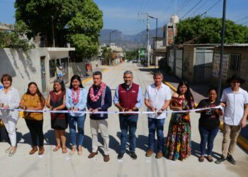 Inaugura Rutilio Escandón pavimentación de calles en la colonia El Salvador, de Tuxtla Gutiérrez