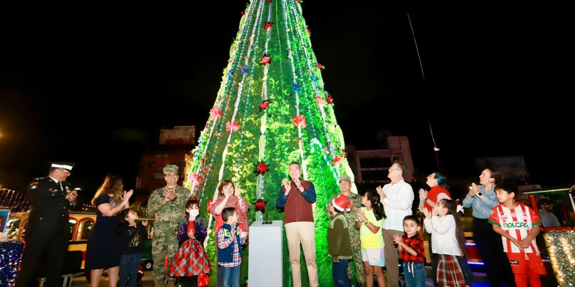 Rutilio Escandón realiza el encendido del Árbol de Navidad en la Explanada del Parque Central de Tuxtla Gutiérrez