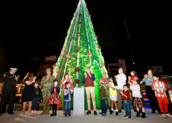 Rutilio Escandón realiza el encendido del Árbol de Navidad en la Explanada del Parque Central de Tuxtla Gutiérrez