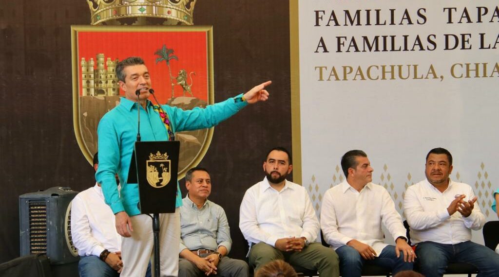 En Tapachula, entrega Rutilio Escandón escrituras públicas y paquetes de láminas