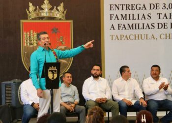 En Tapachula, entrega Rutilio Escandón escrituras públicas y paquetes de láminas
