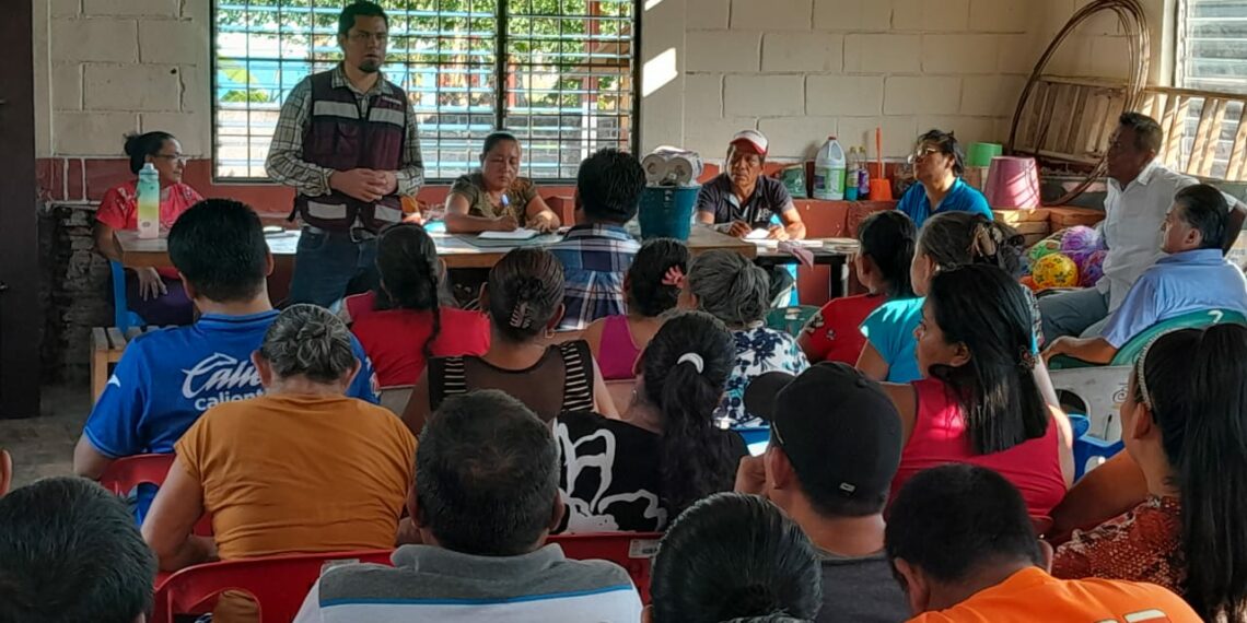 Esli Álvarez, se reúne con habitantes de Poste Rojo