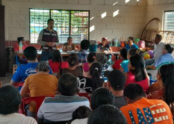 Esli Álvarez, se reúne con habitantes de Poste Rojo