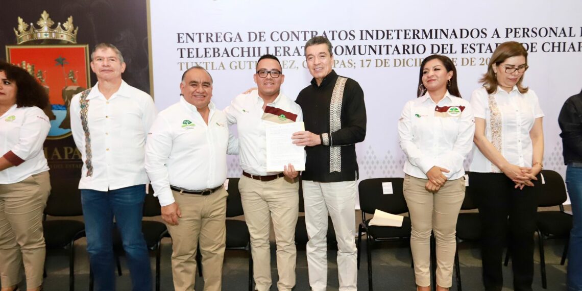 Entrega Rutilio Escandón contratos indeterminados a personal del Telebachillerato Comunitario de Chiapas