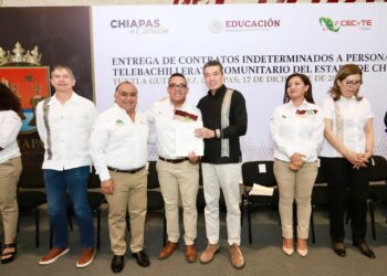 Entrega Rutilio Escandón contratos indeterminados a personal del Telebachillerato Comunitario de Chiapas