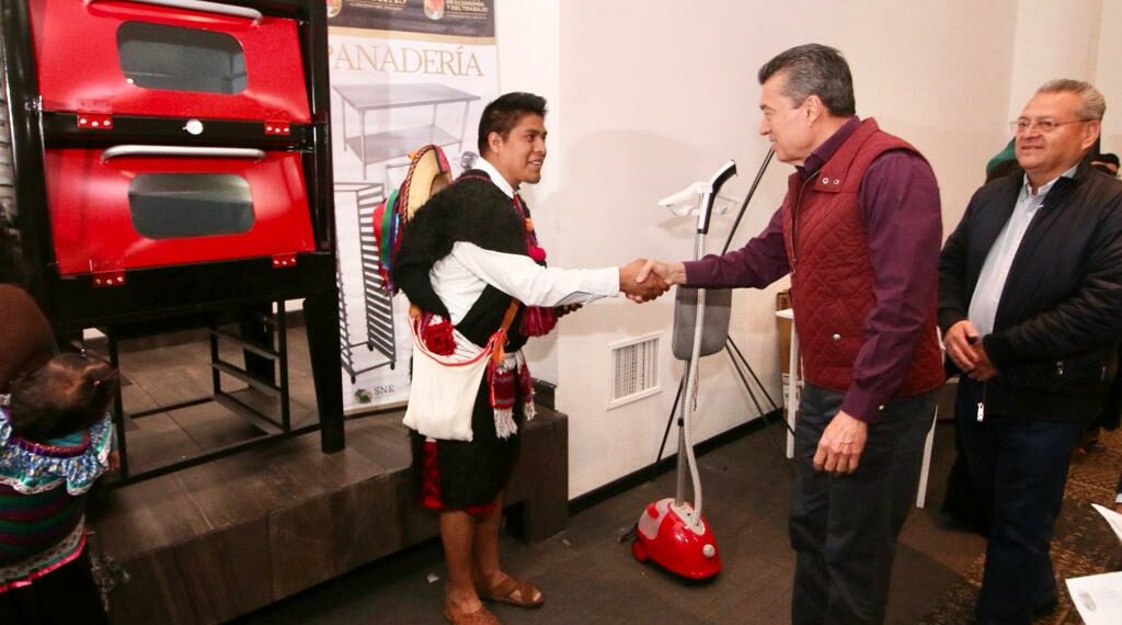 Entrega Rutilio Escandón becas y equipamientos para el autoempleo en la zona Altos Tsotsil Tseltal
