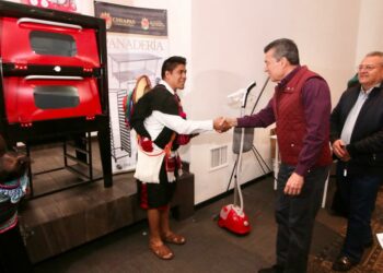 Entrega Rutilio Escandón becas y equipamientos para el autoempleo en la zona Altos Tsotsil Tseltal