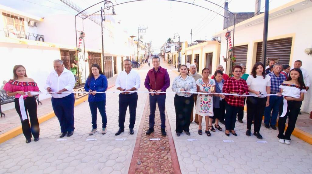 Rutilio Escandón inaugura pavimentación de calle, en beneficio de Barrios Norte y Centro de Ocosingo