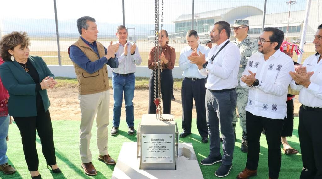Rutilio Escandón coloca primera piedra de segunda ampliación del Aeropuerto Internacional “Ángel Albino Corzo”