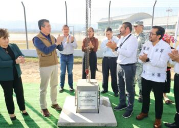 Rutilio Escandón coloca primera piedra de segunda ampliación del Aeropuerto Internacional “Ángel Albino Corzo”