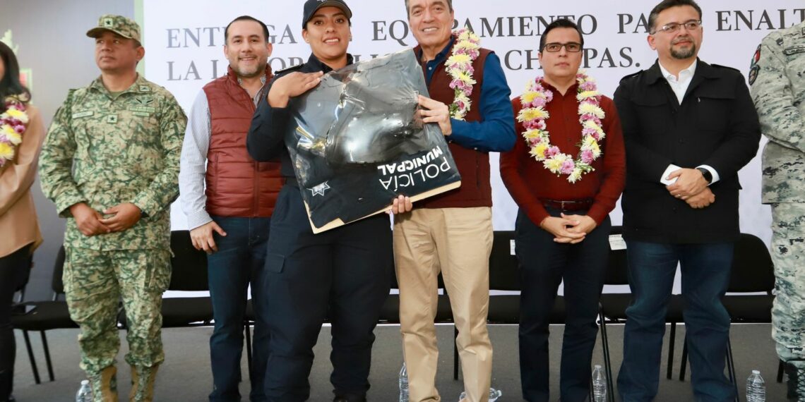 Rutilio Escandón entrega patrullas, motopatrullas y equipamiento a la Policía de Berriozábal
