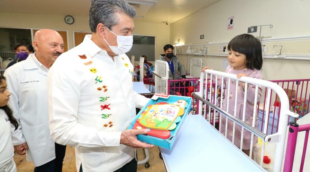 Rutilio Escandón entregó regalos y convivió con niñas y niños del área de Pediatría del Hospital Gómez Maza