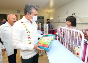 Rutilio Escandón entregó regalos y convivió con niñas y niños del área de Pediatría del Hospital Gómez Maza