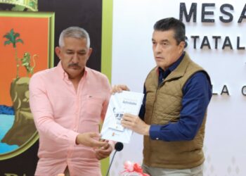 Titular de la FGE Chiapas entrega Informe Anual de Actividades 2023 al gobernador Rutilio Escandón