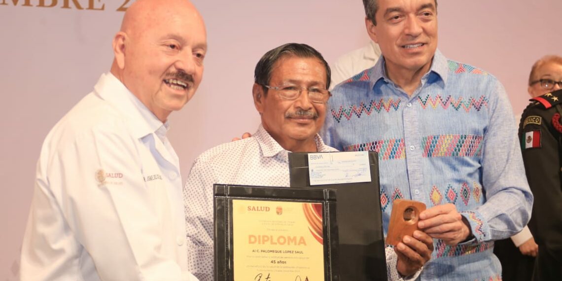 Entrega Rutilio Escandón medallas, estímulos y reconocimientos por antigüedad al personal de salud