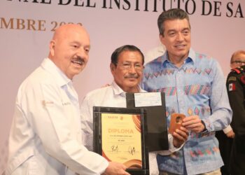 Entrega Rutilio Escandón medallas, estímulos y reconocimientos por antigüedad al personal de salud