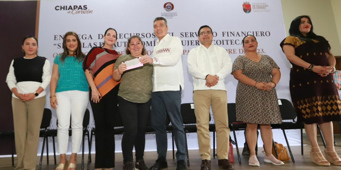 Entrega Rutilio Escandón microcréditos “Semillas de Autonomía” a mujeres de Ocozocoautla