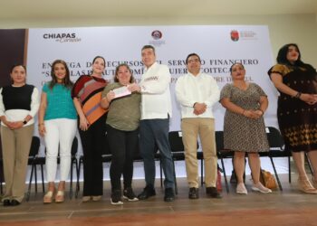 Entrega Rutilio Escandón microcréditos “Semillas de Autonomía” a mujeres de Ocozocoautla