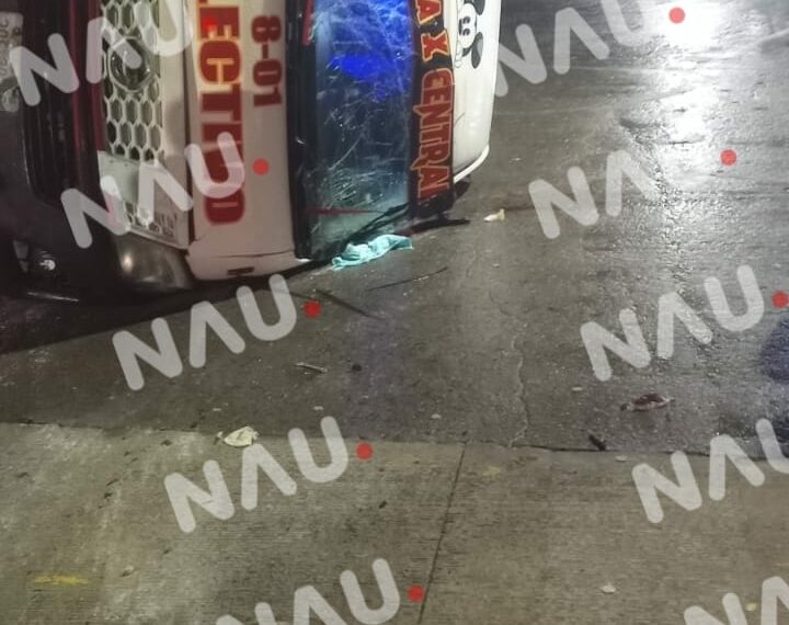 Vuelca al chocar contra otro carro