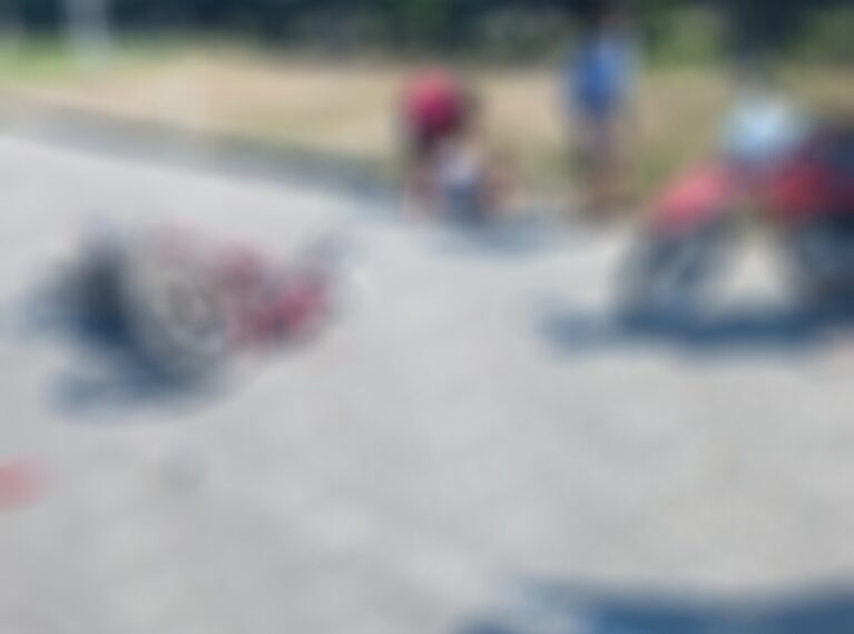 Motociclista lesionado al chocar contra un tráiler