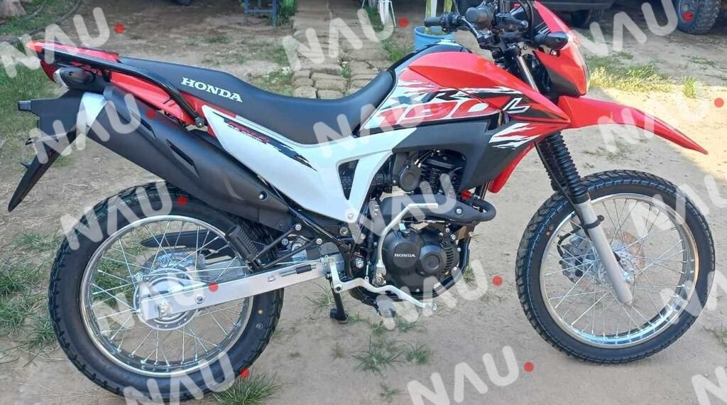 Con lujo de violencia de roban motocicleta