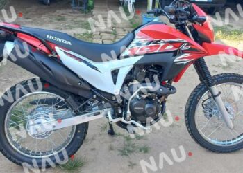 Con lujo de violencia de roban motocicleta