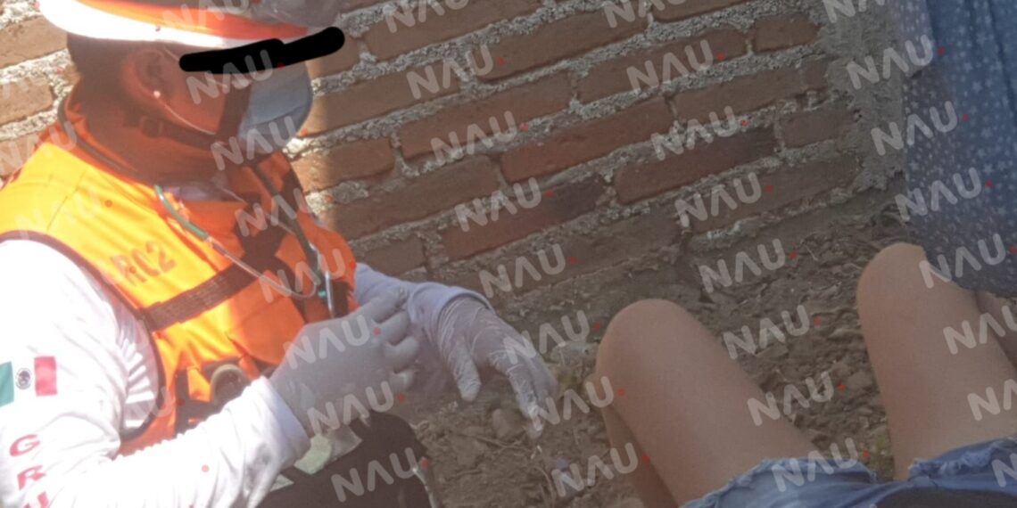 Atiende SAE a una mujer que se cayó de la azotea de una casa