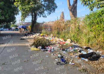 Acusan a vendedores haitianos de tirar basura frente a un conjunto habitacional