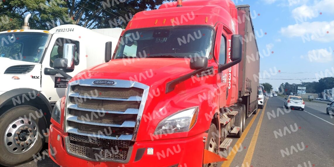 Motociclista se estrelló contra un tráiler