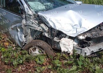 Chocan dos vehículos a la altura del campo Valeria de Tuxtla Chico