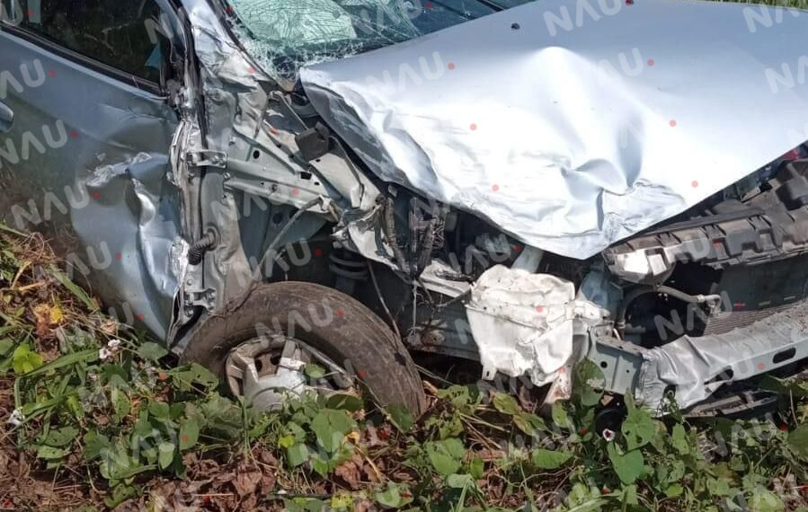 Chocan dos vehículos a la altura del campo Valeria de Tuxtla Chico